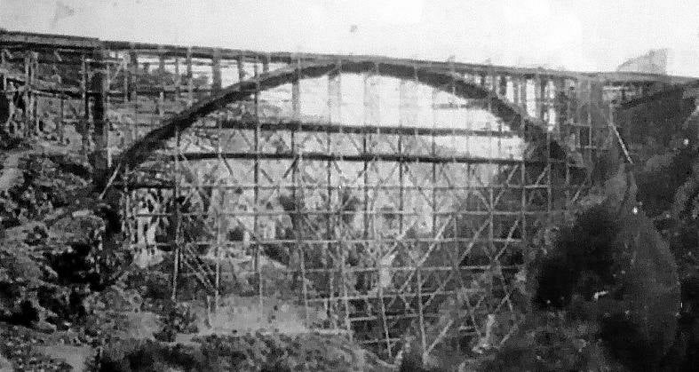 Imagen antes - Construcción hace un siglo del viaducto de San Martín de Ortigosa y vista reciente del viaducto San Martín de Ortigosa, lleno de andamios, en su rehabilitación.