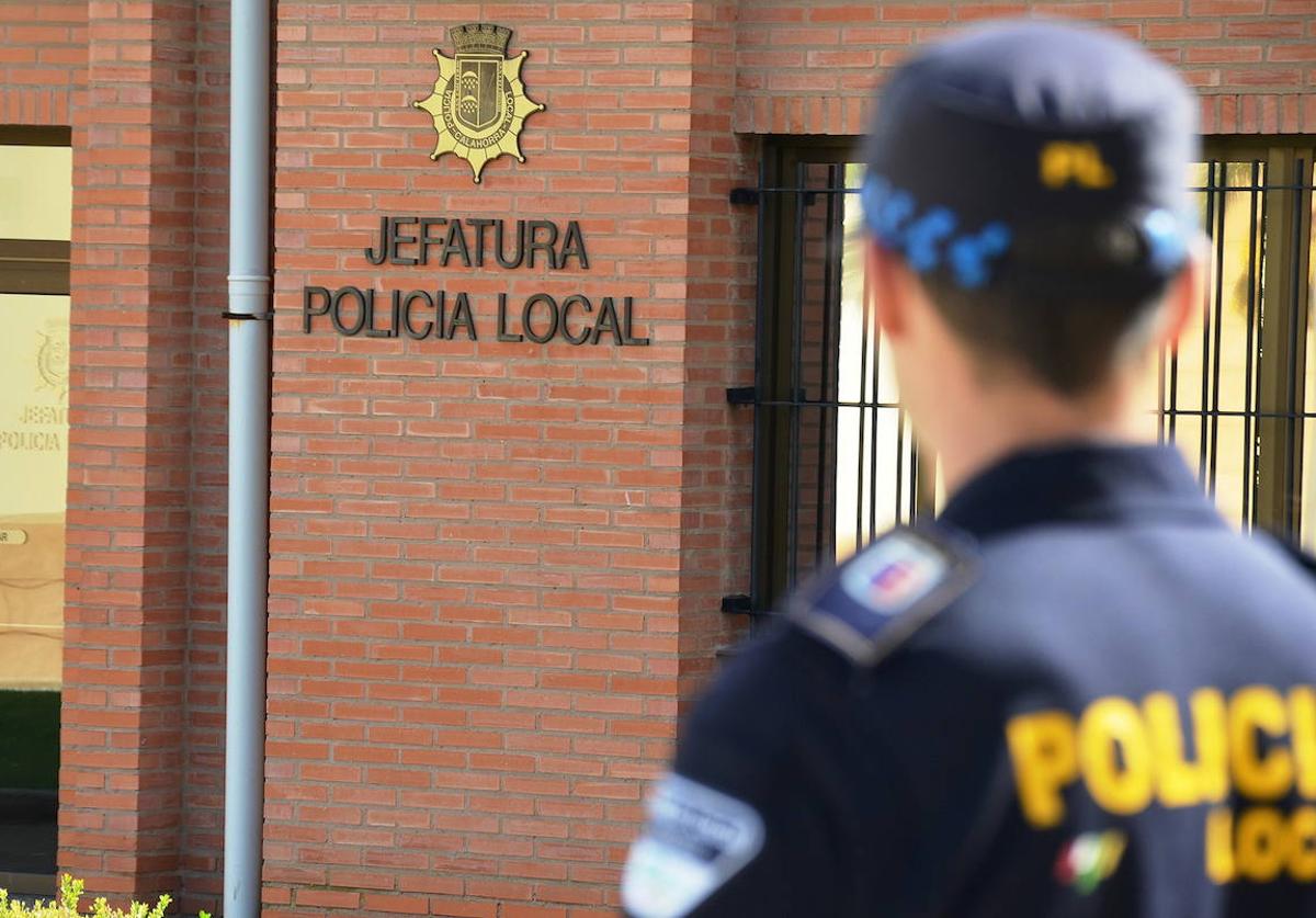 Un agente municipal, en la Jefatura de Policía de Calahorra