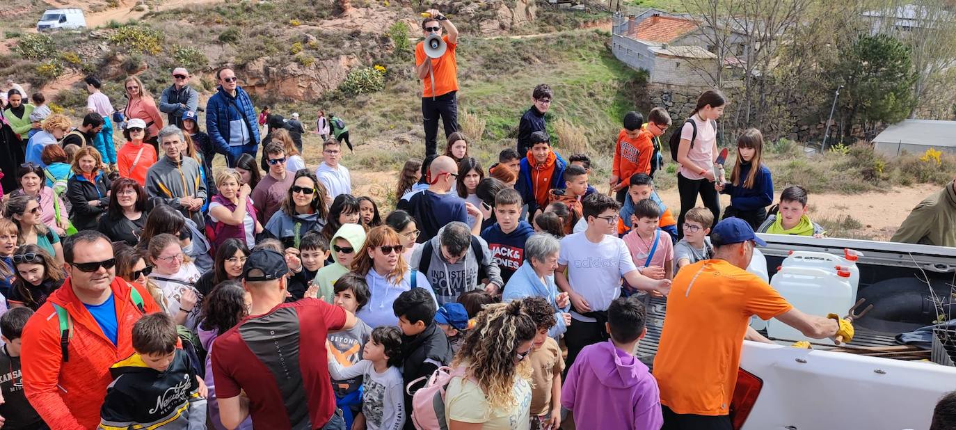 Los participantes reunidos antes de ponerse palas a la obra.