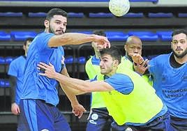 Palomino presiona a Silva durante un entrenamiento.