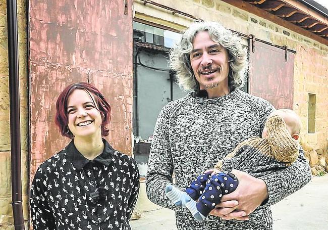 Zuriñe Benavente e Ignacio Monterrubio posan con el pequeño Luca.