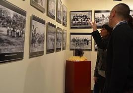 Fotografías del Fondo Bella, en la exposición que organizó el Ayuntamiento en la Casa de los Curas ,en el año 2015, cuando se realizó la donación.