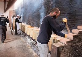 La cofradía de San Benito reparte 7.000 raciones de habas en Ezcaray