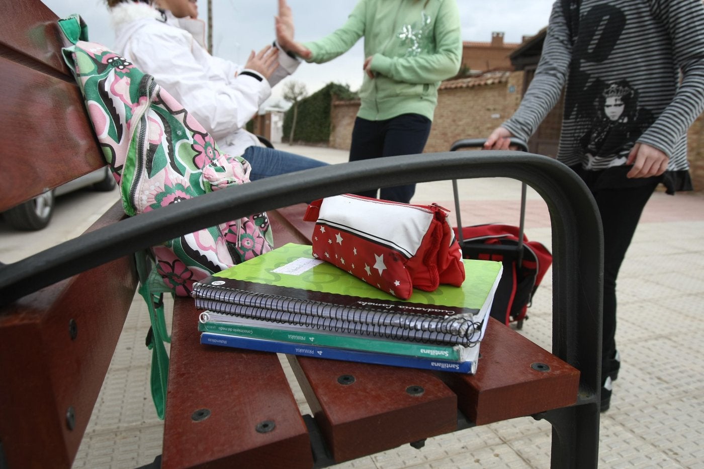 Varios alumnos conversan fuera de su centro educativo en pleno horario escolar, en una imagen de archivo.