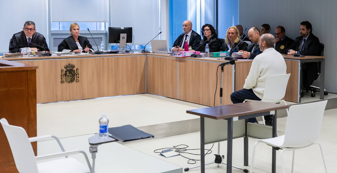 La sala de la Audiencia durante la primera jornada del juicio. El acusado, Francisco Javier Almeida, con jersey blanco, se sienta cerca de la tribuna de fiscales y abogados. Enfrente, todavía vacías, las sillas para el jurado