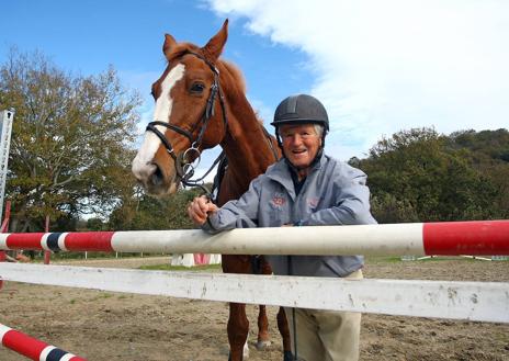 Imagen secundaria 1 - El coronel Fernando Martínez de Albornoz, en varias competiciones de salto de obstáculos.