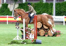 El coronel Fernando Martínez de Albornoz, en el concurso de salto de obstáculos que se celebró en la Hípica Militar de Logroño en 2016.