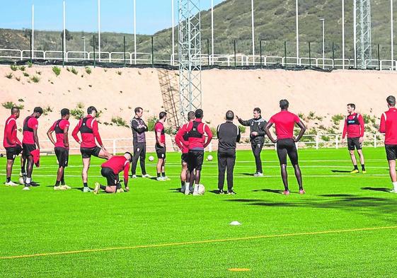 Los jugadores blanquirrojos, pendientes de unas explicaciones en un entrenamiento de esta semana.