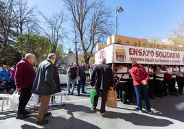 La Cofradía de la Flagelación carga alimentos sobre su paso.