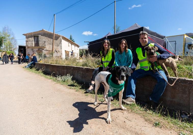 La perra Karen junto a Karen Oliva y miembros de ApaRioja.