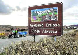 Una de las señalas viarias que da entrada a la comarca de Rioja Alavesa.