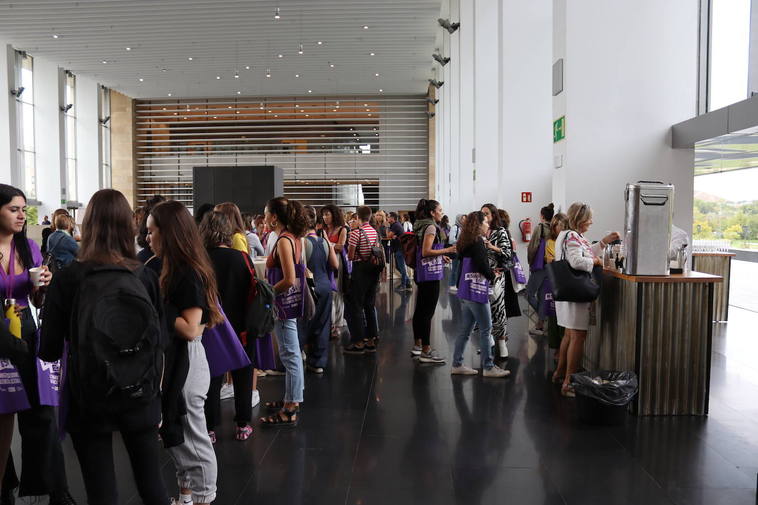 Participantes en el Congreso sobre Violencia Sexual, durante un receso.