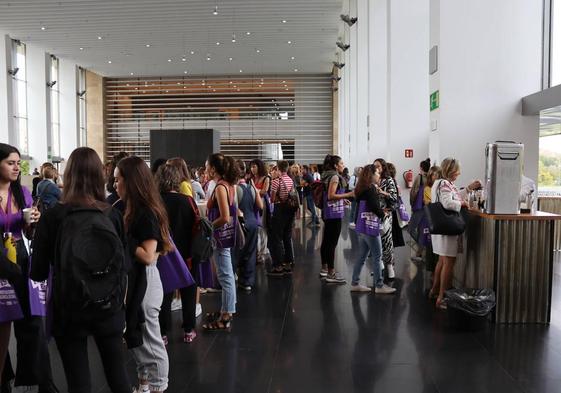 Participantes en el Congreso sobre Violencia Sexual, durante un receso.