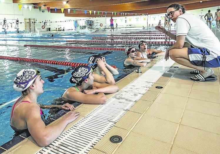 Iria García imparte una instrucción al equipo del CN Logroño.