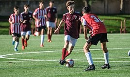 Un jugador de fútbol encara a un rival con intención de driblarlo.
