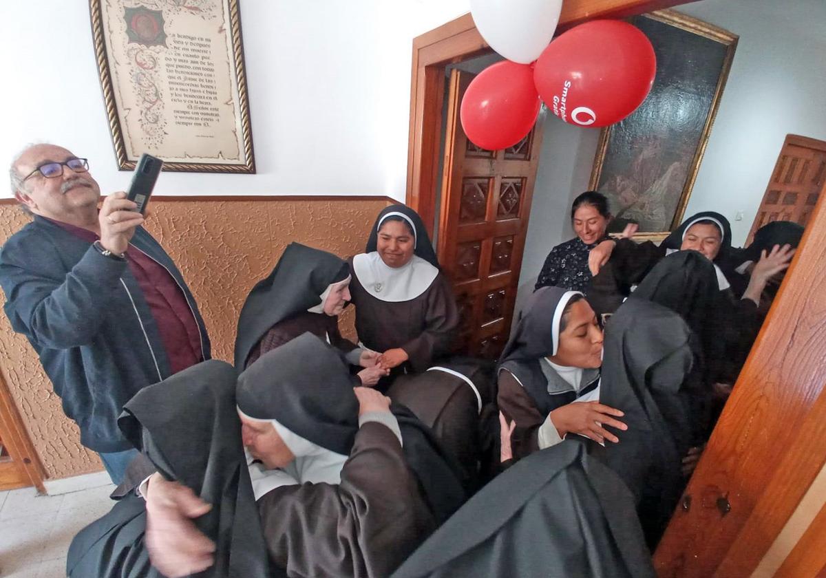 Las clarisas arnedanas recibieron ayer con abrazos alegres y solemnes a las compañeras que se han trasladado desde Guernica.