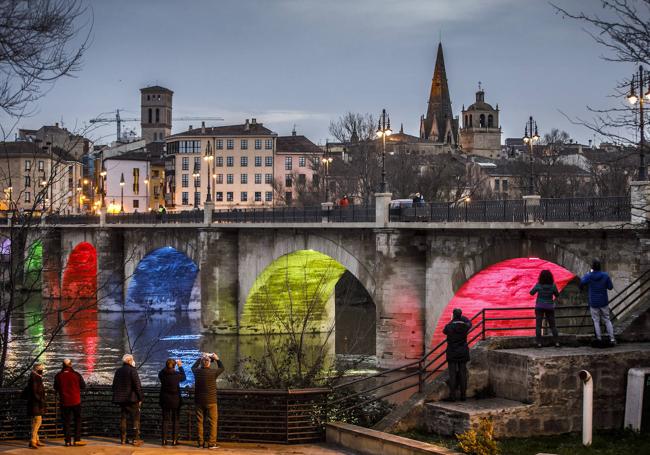 En ocasiones, el Puente de Piedra se ilumina con colores.