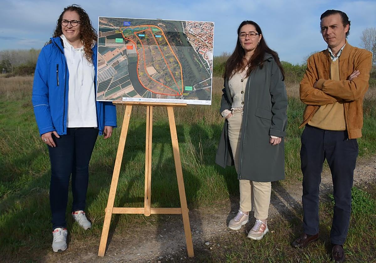 Rebeca Sáenz, Elisa Garrido y Miguel Legarre, en el Manzanillo.
