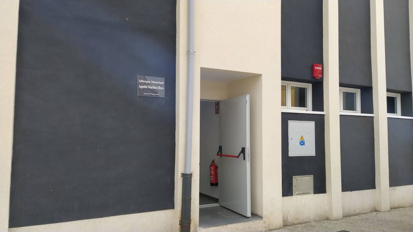 Entrada del albergue municipal 'Agustín Martínez Royo' en Alcanadre.