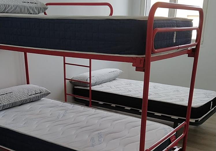 Habitación del albergue municipal 'Agustín Martínez Royo' en Alcanadre.