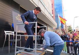 Diego Urdiales deja su huella en el Bulevar del Calzado