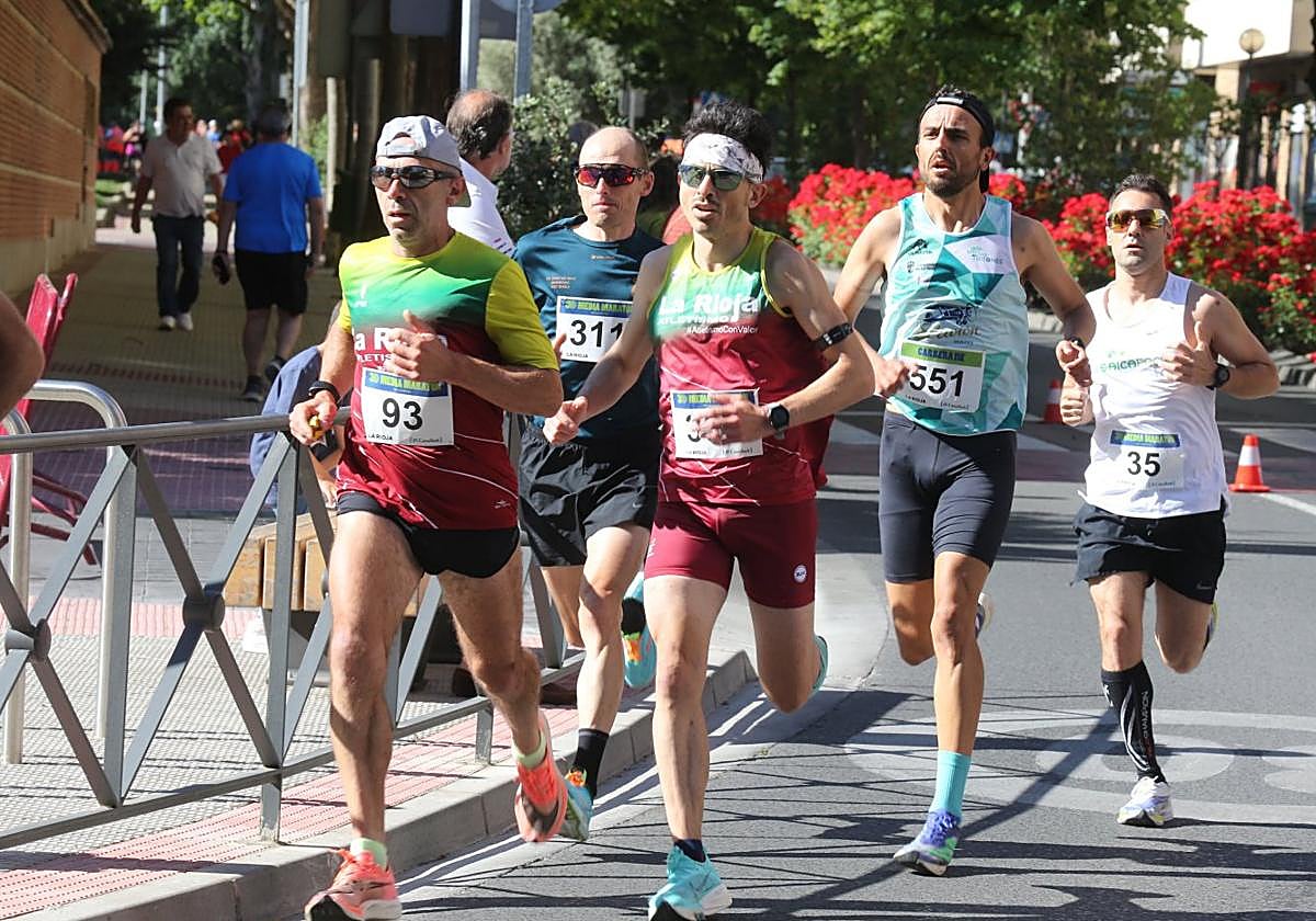 Un grupo de atletas riojanos, en la Media Maratón del año pasado.