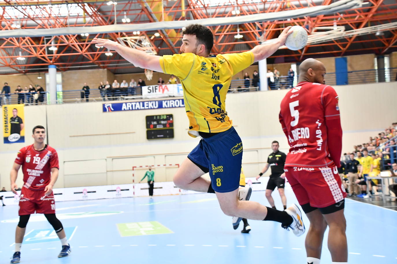 Mikel Zabala se dispone a lanzar a portería.