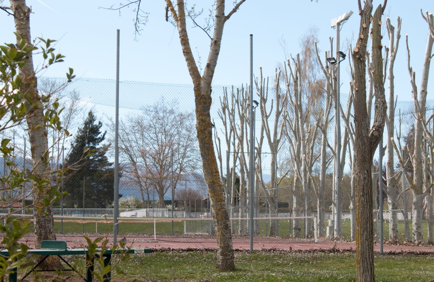 La pista de pádel se ubicará en una de las pistas de tenis de las piscinas municipales y se reparará la otra.