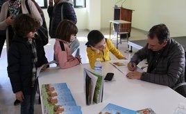 Antonio de Benito firmó el libro a los niños que acudieron.