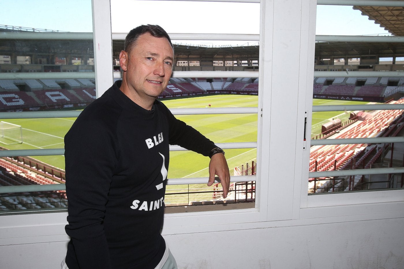 Raúl Llona, delante del terreno de juego de Las Gaunas y junto a las oficinas de la Sociedad Deportiva Logroñés.