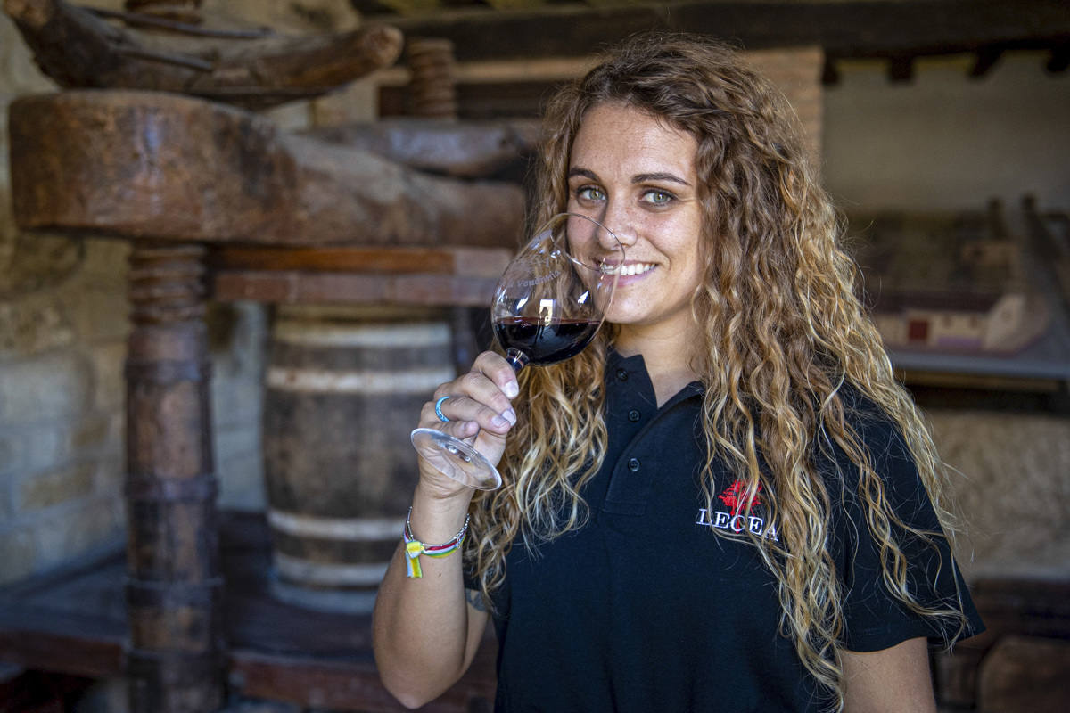 Estela Lacea con su nuevo vino, 'Parábolas para volar'.