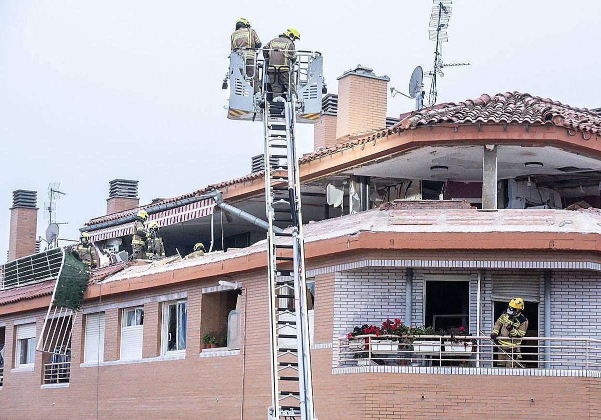 Los Bomberos trabajan en los áticos tras la explosión (2021).