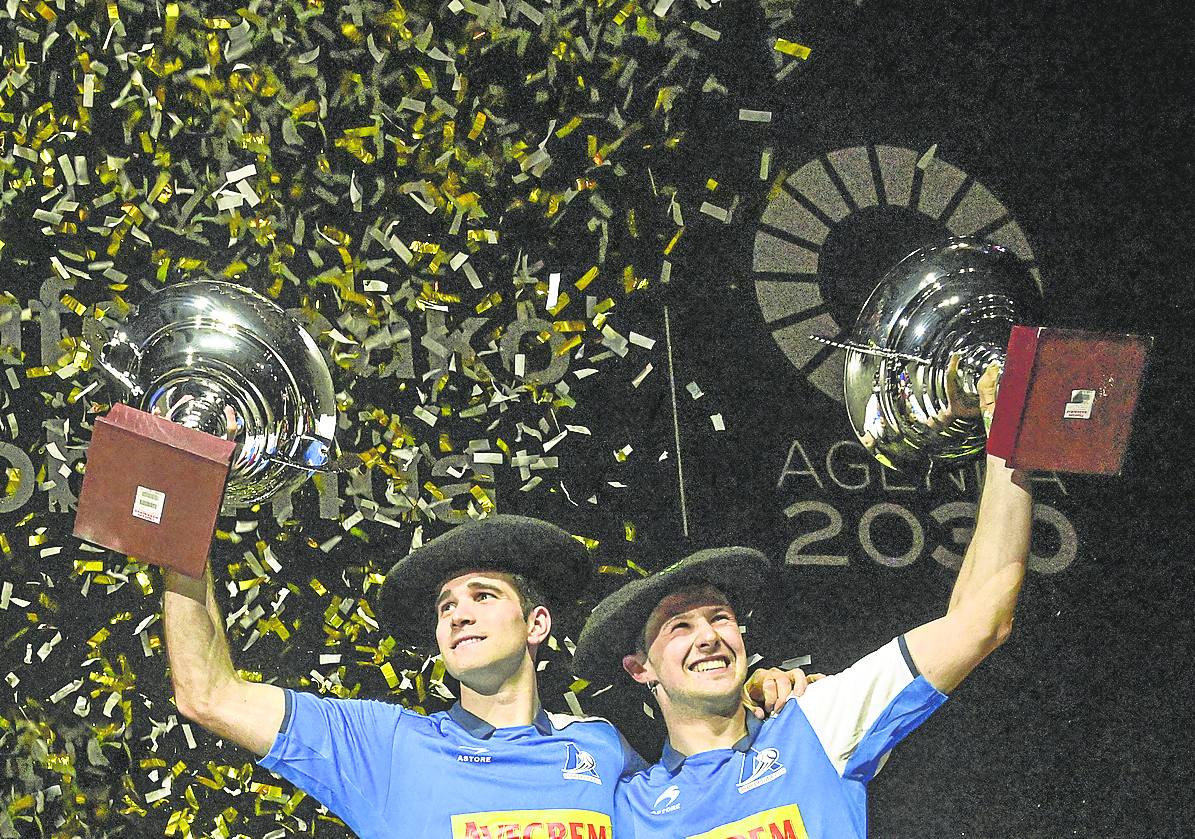Zabaleta y Elordi alzan sus trofeos de campeones del Parejas.