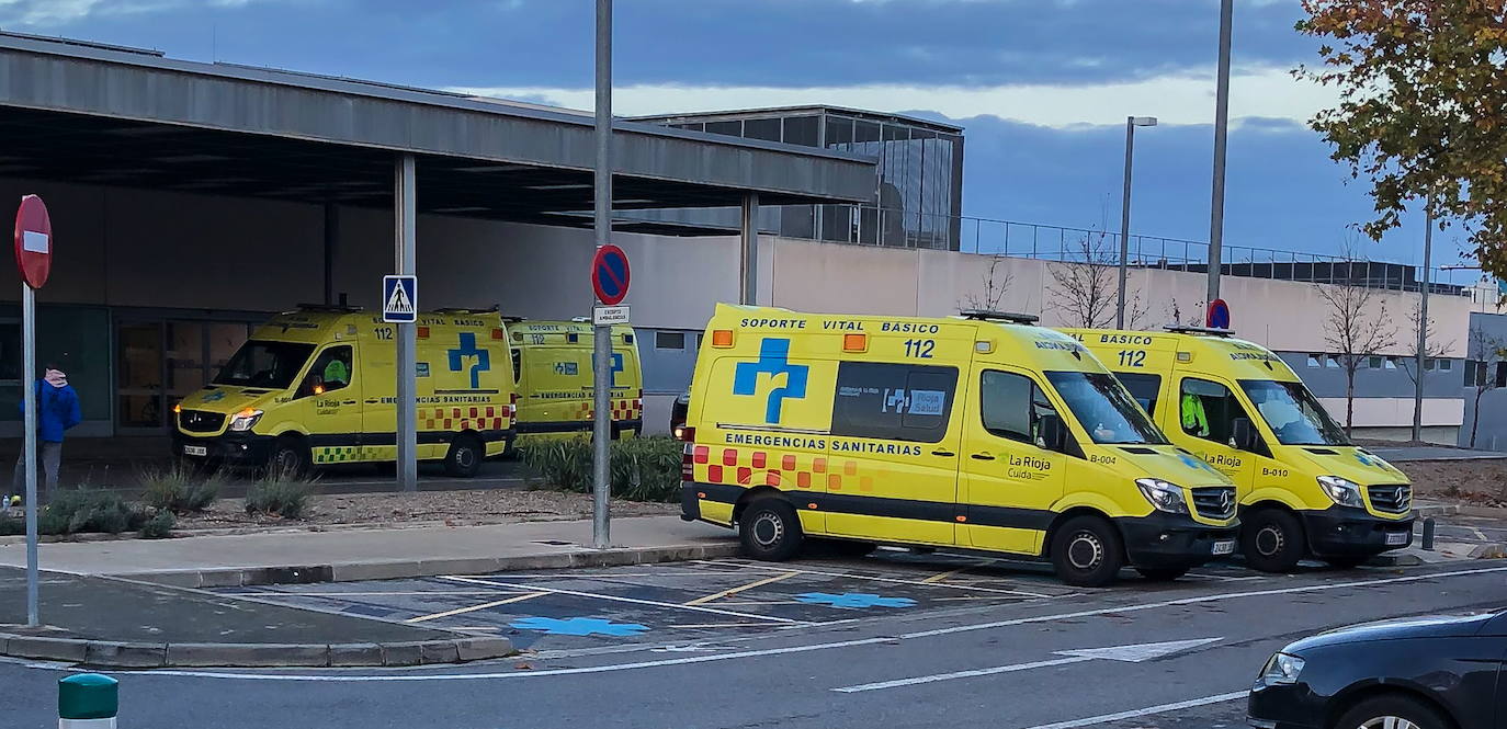 Ambulancias en la entrada de Urgencias del San Pedro.