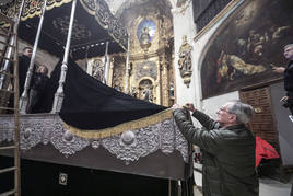 Un manto nuevo para la Virgen de la Soledad