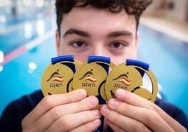 Iván Martínez posa con sus últimas medallas.