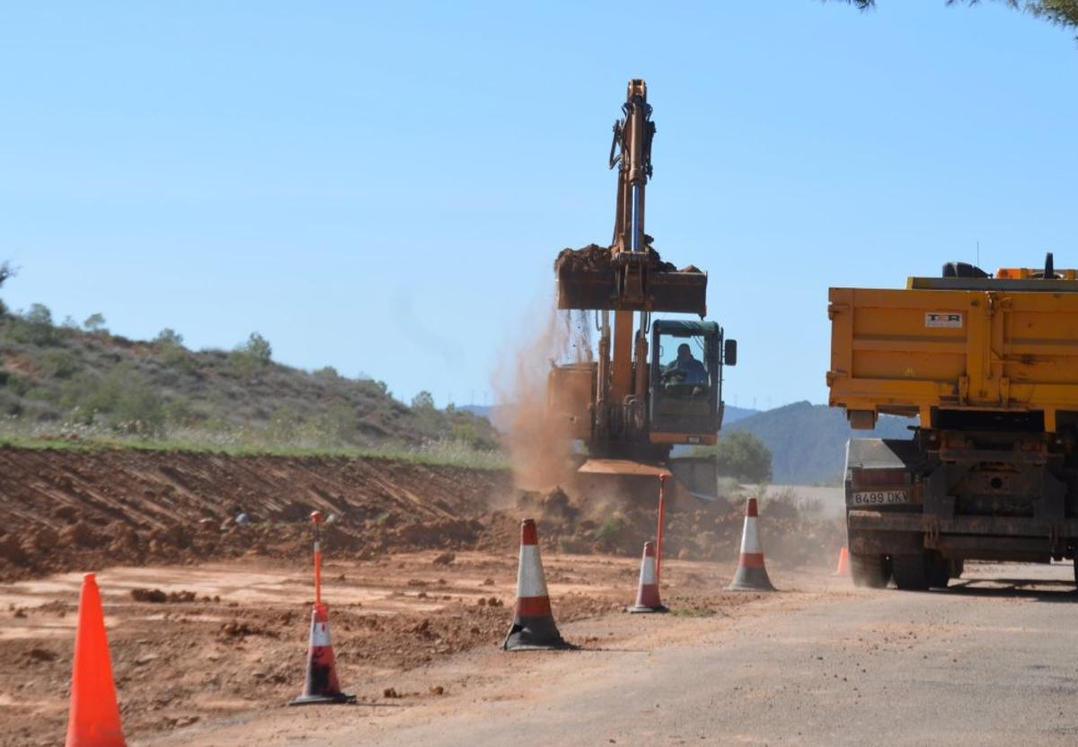 Las máquinas trabajan desde hace semanas en el acondicionamiento del entorno del embalse.