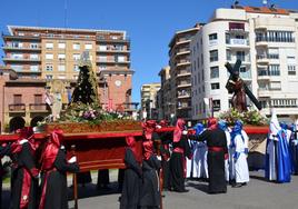 Encuentro de la Virgen Dolorosa con el Cristo de Medinaceli, en la glorieta de Quintiliano.