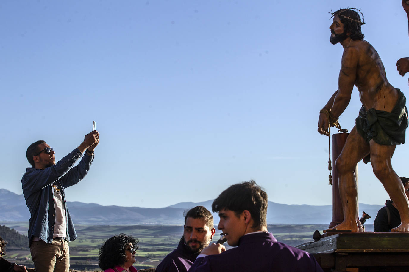 Miles de personas acuden a los Picaos de San Vicente de la Sonsierra