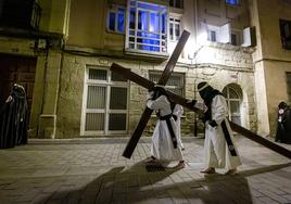 Penitentes con los pies descalzos durante la procesión del Descendimiento