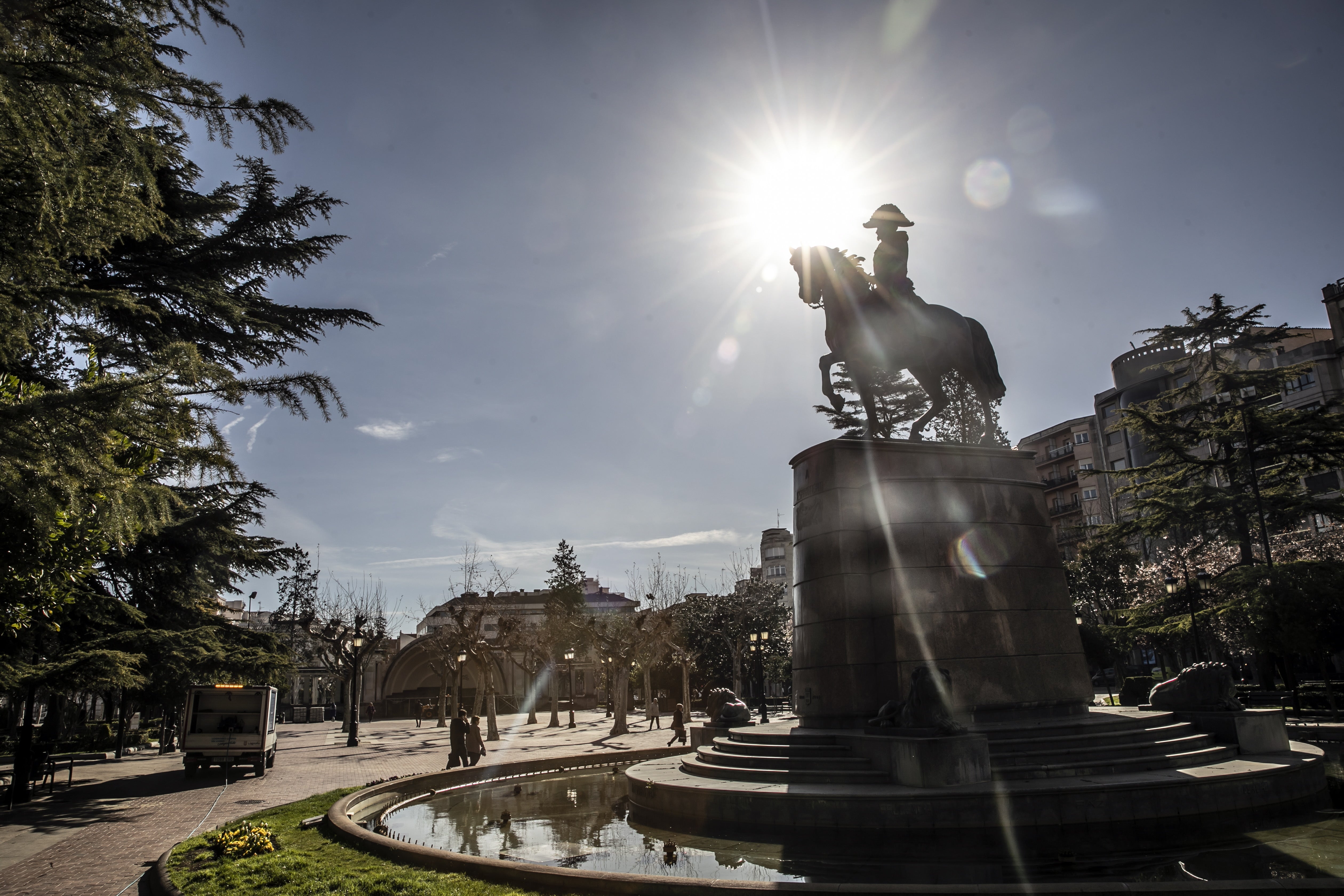 El solo corona a Espartero en el centro de Logroño.