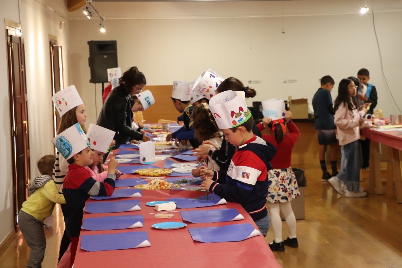 Un 'master chef' infantil de verduras introdujo de una forma divertida y creativa a los niños en la importancia de la comida sana.