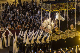 Multitud de personas han acudido a ver la procesión del Santo Entierro.