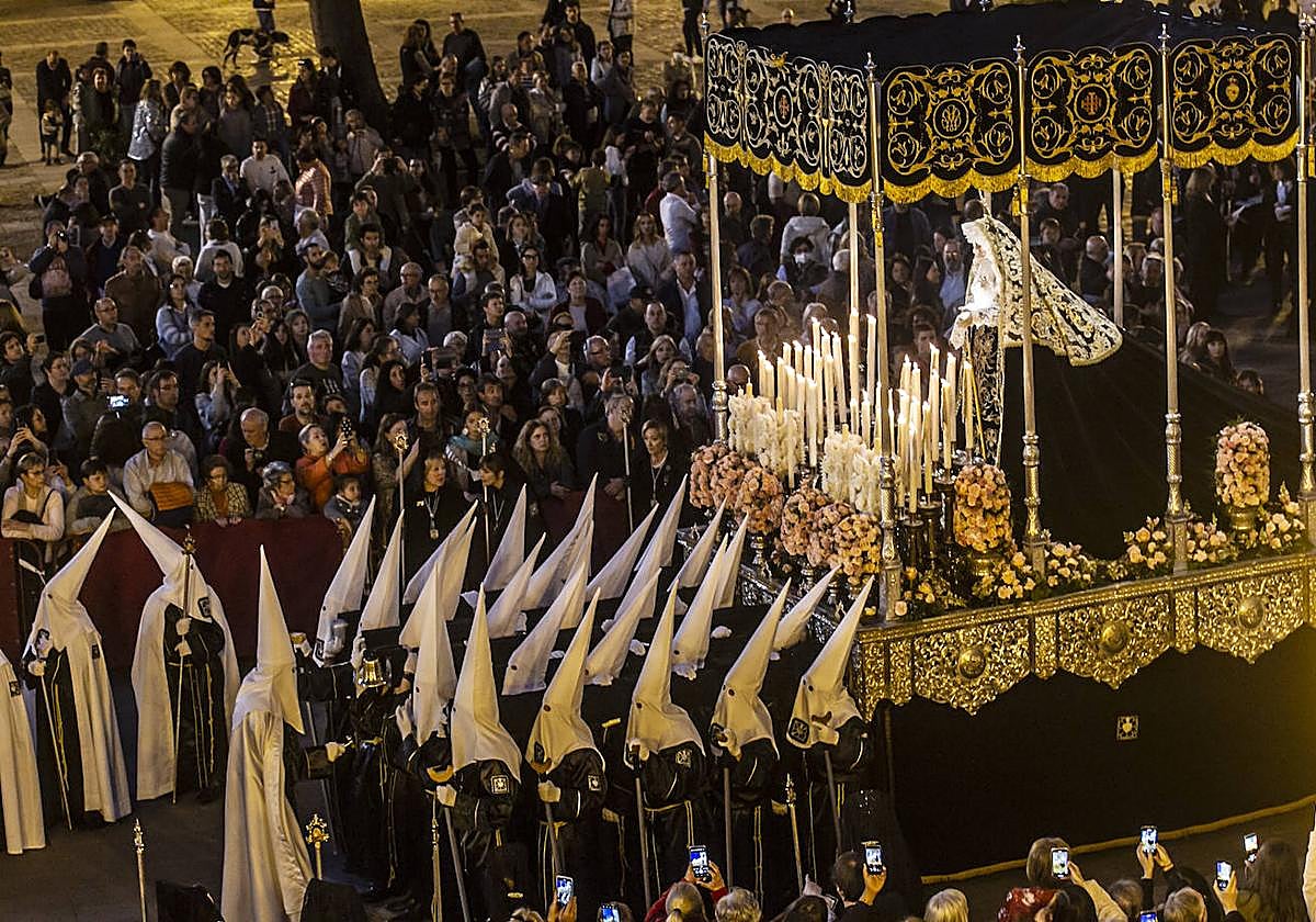 Multitud de personas han acudido a ver la procesión del Santo Entierro.