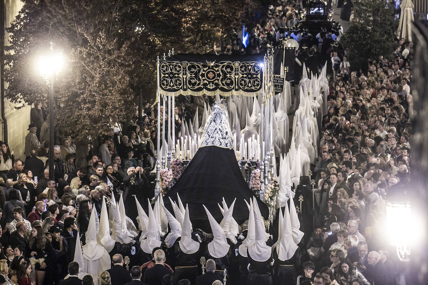 La procesión del Santo Entierro llena Logroño