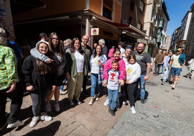 La Laurel. Laura, María, Marita, María, Lidia, Sergio, Betty, Jimena, José y Omar.