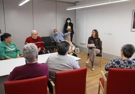 Sara, una de las voluntarias, durante su lectura en la Residencia Santa María la Real.