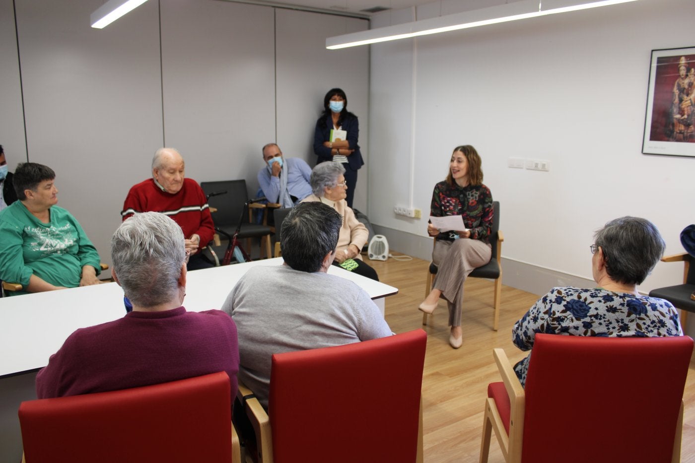 Sara, una de las voluntarias, durante su lectura en la Residencia Santa María la Real.