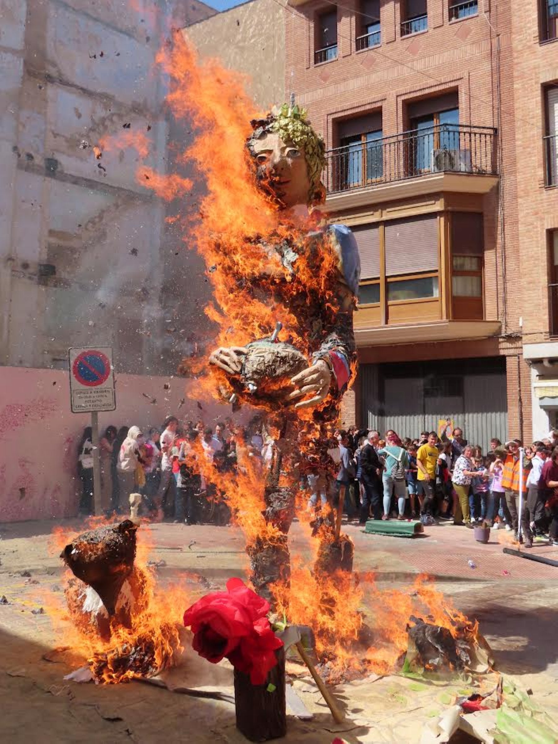 Espectacular el fuego de los judas y la expectación que levantan en cada ocasión.