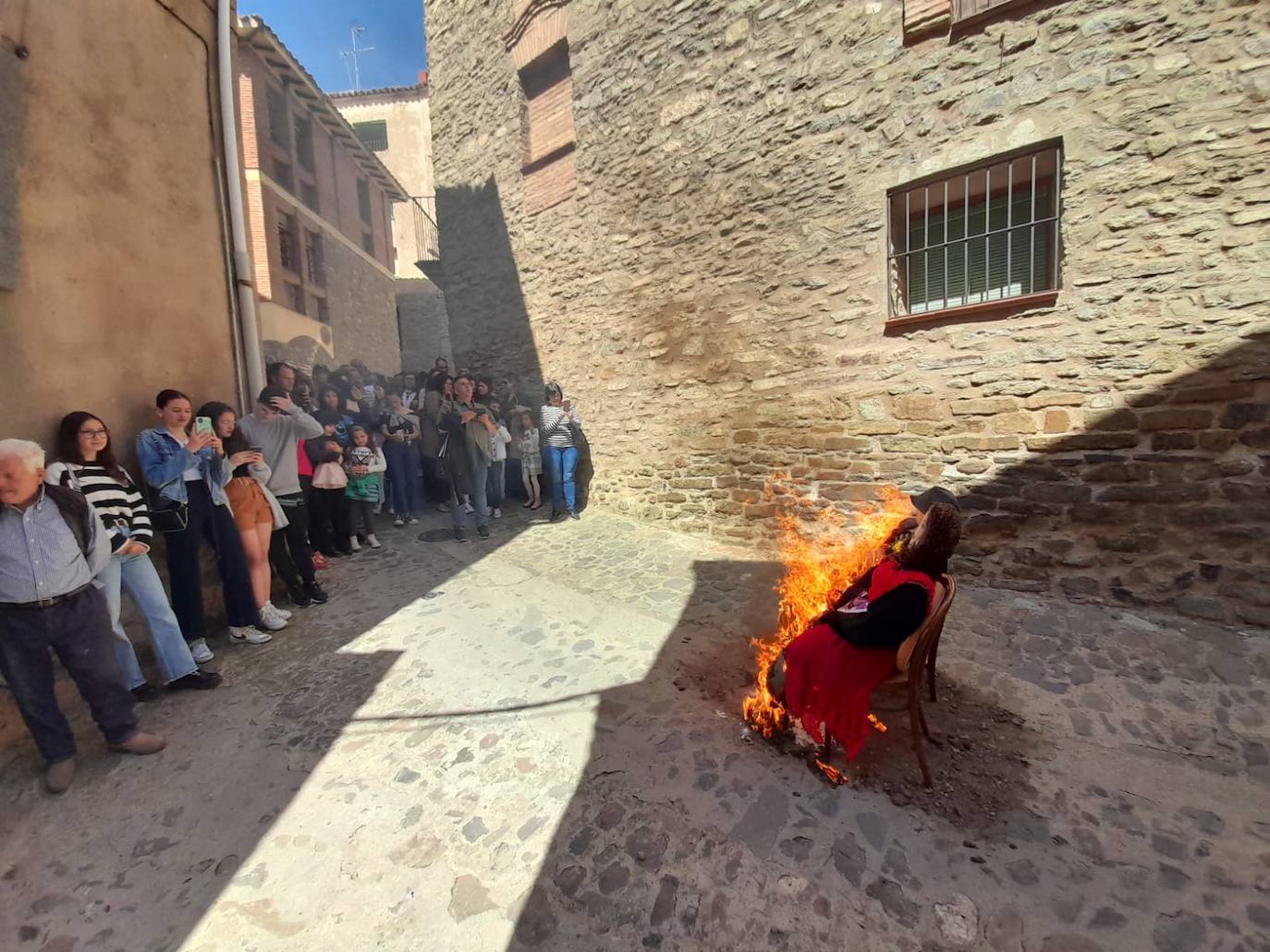 Imagen principal - Los Judas arden en La Rioja
